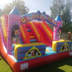 Toboganul gonflabil Arena – Distracție alături de personajele preferate! 🎈🎭