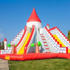 Toboganul gonflabil Himalaya – Muntele distracției și adrenalinei! 🏔️🎉