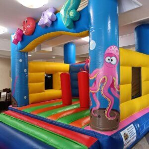 Spatiu-de-joaca-gonflabil-1 Toboganul gonflabil Ocean – O aventură subacvatică pentru cei mici! 🌊🐠