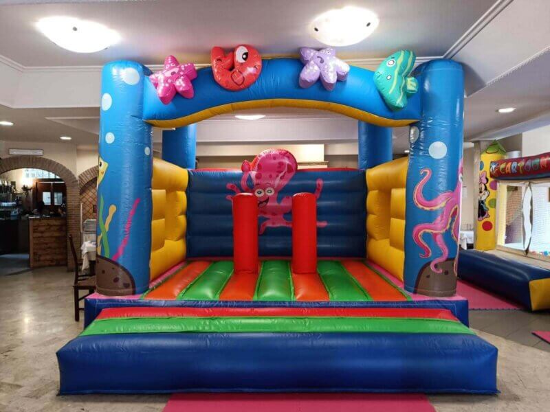Spatiu-de-joaca-gonflabil-2 Toboganul gonflabil Ocean – O aventură subacvatică pentru cei mici! 🌊🐠