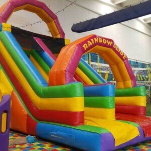 Toboganul gonflabil Rainbow – Explozie de culoare și distracție! 🌈🎉