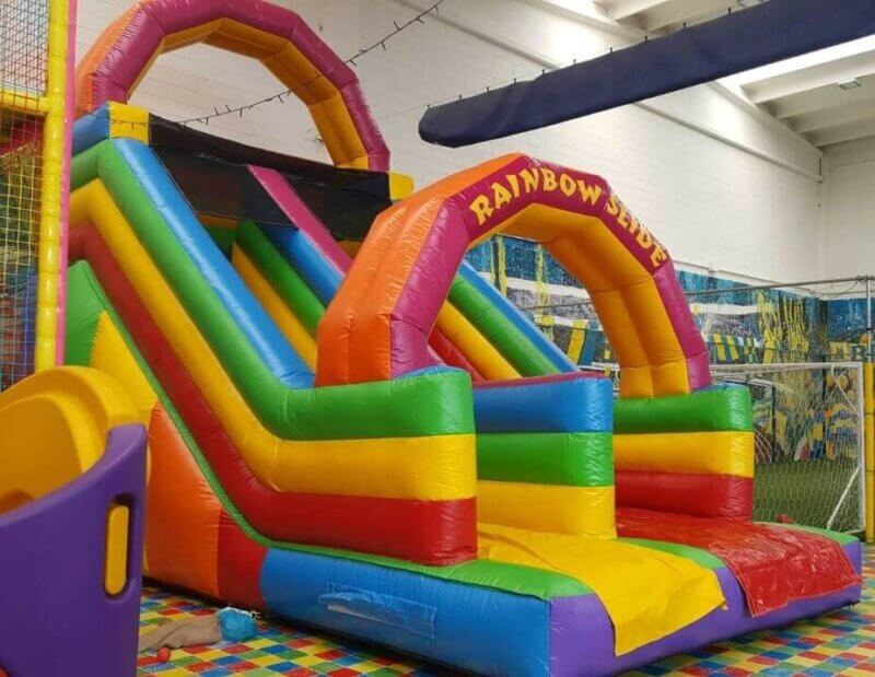 Toboganul gonflabil Rainbow – Explozie de culoare și distracție! 🌈🎉