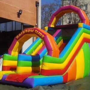 Toboganul gonflabil Rainbow – Explozie de culoare și distracție! 🌈🎉