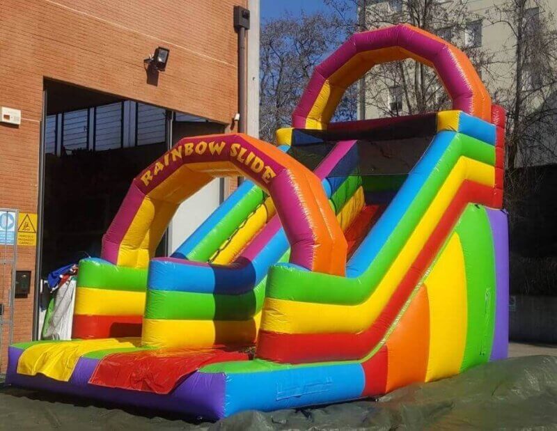 Toboganul gonflabil Rainbow – Explozie de culoare și distracție! 🌈🎉