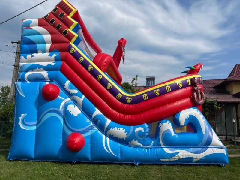 Toboganul gonflabil Corabia Barba Roșie – aventură pe mare pentru micii pirați! 🏴‍☠️