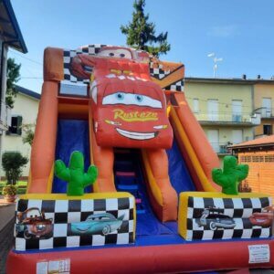 Toboganul-gonflabil-Fulger-1 Toboganul gonflabil Fulger – Cursa distracției începe acum! 🚗⚡