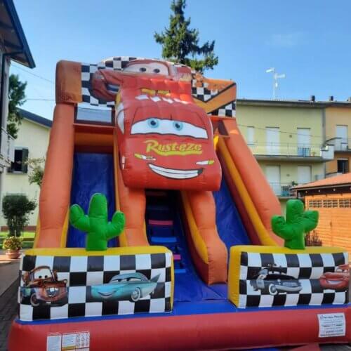 Toboganul gonflabil Fulger – Cursa distracției începe acum! 🚗⚡