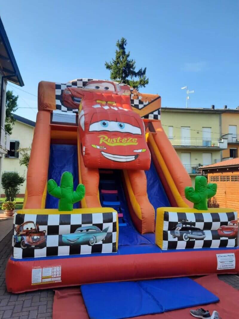 Toboganul-gonflabil-Fulger-1 Toboganul gonflabil Fulger – Cursa distracției începe acum! 🚗⚡