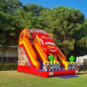 Toboganul-gonflabil-Fulger-2 Toboganul gonflabil Fulger – Cursa distracției începe acum! 🚗⚡