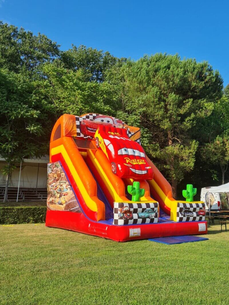 Toboganul-gonflabil-Fulger-2 Toboganul gonflabil Fulger – Cursa distracției începe acum! 🚗⚡